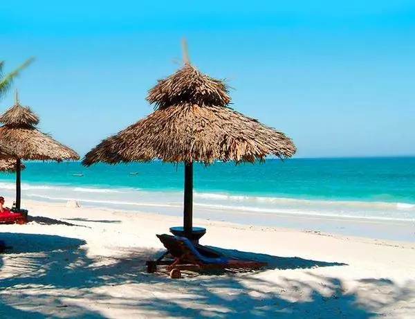 Avkoppling på stranden i Mombasa