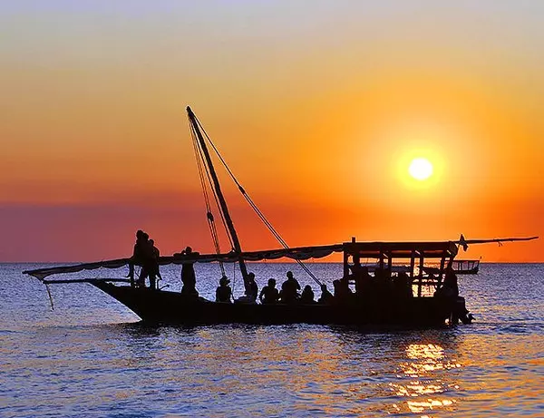 Båt på vattnet i solnedgången