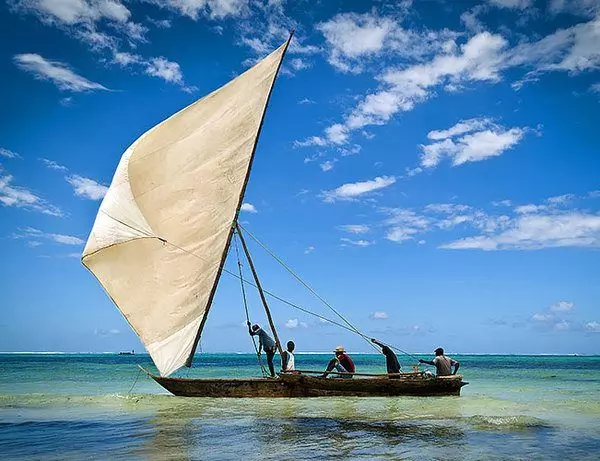 Lokal i segelbåt på Zanzibar