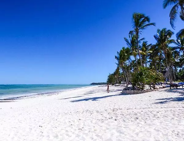 Vacker vit sandstrand från ön Zanzibar