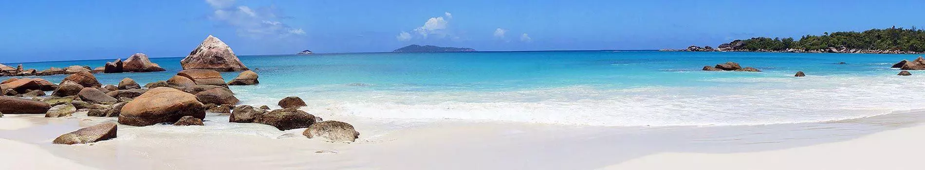 Vacker vit sandstrand