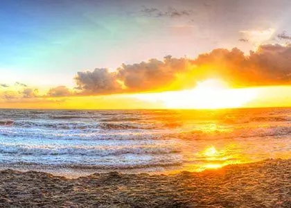 Stranden vid Sri Lanka vid solnedgången